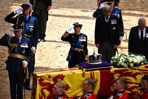 Ratu Elizabeth II Duduk Sendirian saat Prosesi Pemakaman Pangeran Philip, Ini Doa Uskup Agung